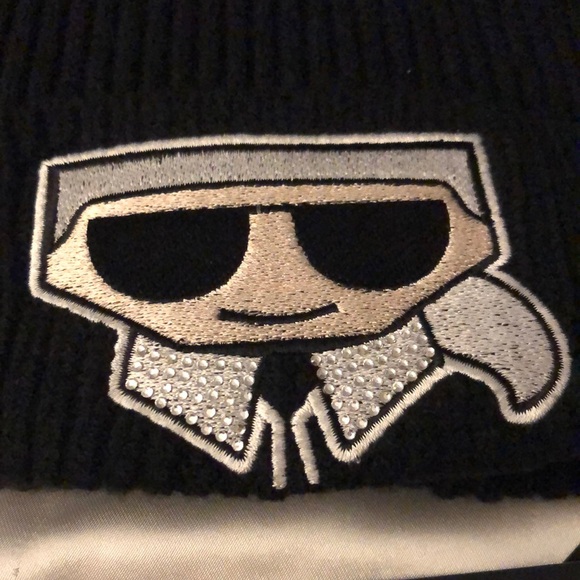 Karl Lagerfeld Paris Black Ribbed Beanie Karl Patch Black Faux Fur Pom OS NWT - Picture 3 of 15